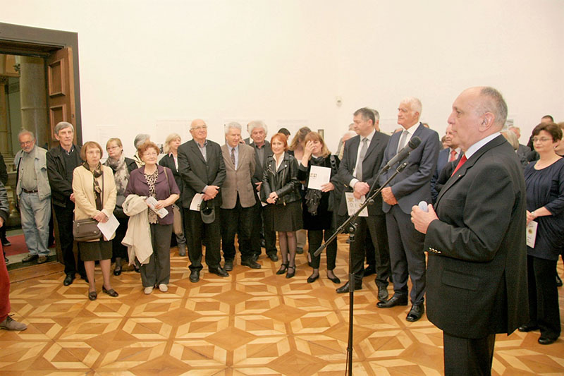 Voditelj Muzeja akademik Marko Pećina govori na otvorenju izložbe