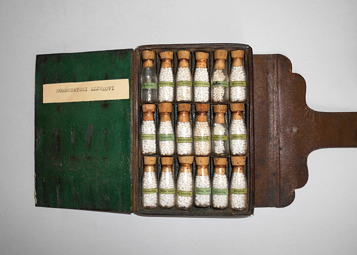 Priručna homeopatska ljekarna Josipa Zlatarovića, Beč, 19. st., inv. br. HMMF-805 U ornamentiranom kožnatom ovitku nalazi se 18 bočica s lijekovima. Na svakoj bočici se nalazi papirnata naljepnica s natpisom.