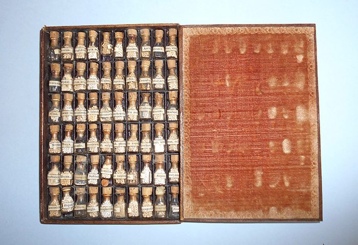 Priručna homeopatska ljekarna Josipa Zlatarovića, Beč, 19. st., inv. br. HMMF-806 U kartonskoj kutiji podstavljenoj plišom nalazi se 60 bočica s lijekovima. Svaka bočica ima papirnatu naljepnicu s nat pisom. Kutija s lijekovima je uložena u kartonski omot.