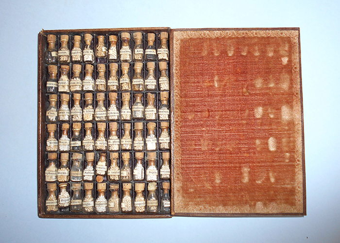 Priručna homeopatska ljekarna Josipa Zlatarovića, Beč, 19. st., inv. br. HMMF-806 U kartonskoj kutiji podstavljenoj plišom nalazi se 60 bočica s lijekovima. Svaka bočica ima papirnatu naljepnicu s nat pisom. Kutija s lijekovima je uložena u kartonski omot.