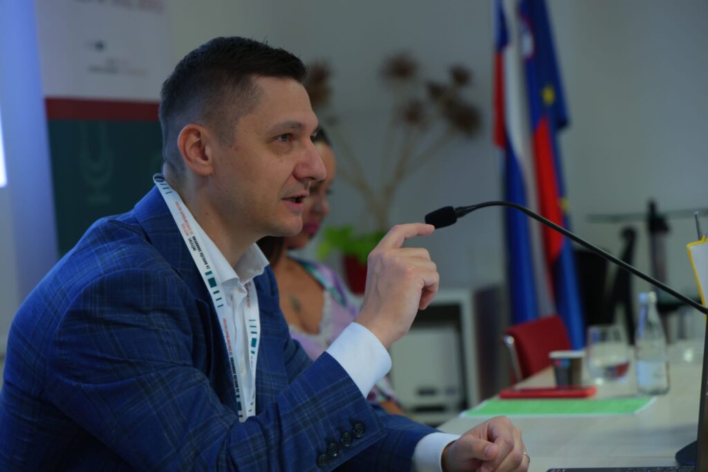 predavanje-martina-kuhara-na-konferenciji-u-ljubljani